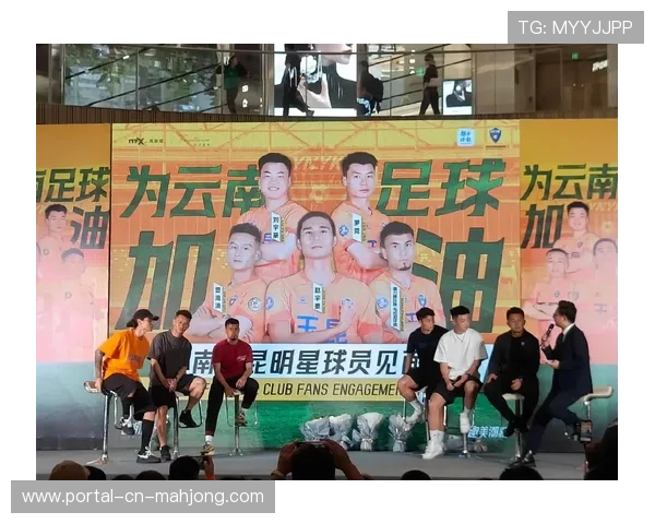 年轻前锋签约瞬间：手持云南玉昆球衣亮相